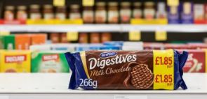 McVitie's Milk Chocolate Digestive Biscuits 15 x 266g Pack - Image 3